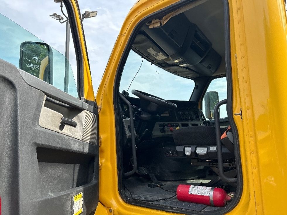 Day Cab Tractor-Heavy Duty Tractors-Freightliner-2020-T11664ST-Middlefield-OH-181,072\n\t\tmiles-$ 56,000 - Image 9