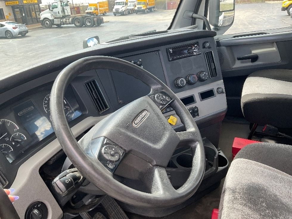 Day Cab Tractor-Heavy Duty Tractors-Freightliner-2020-T11664ST-Middlefield-OH-394,530\n\t\tmiles-$ 41,250 - Image 10