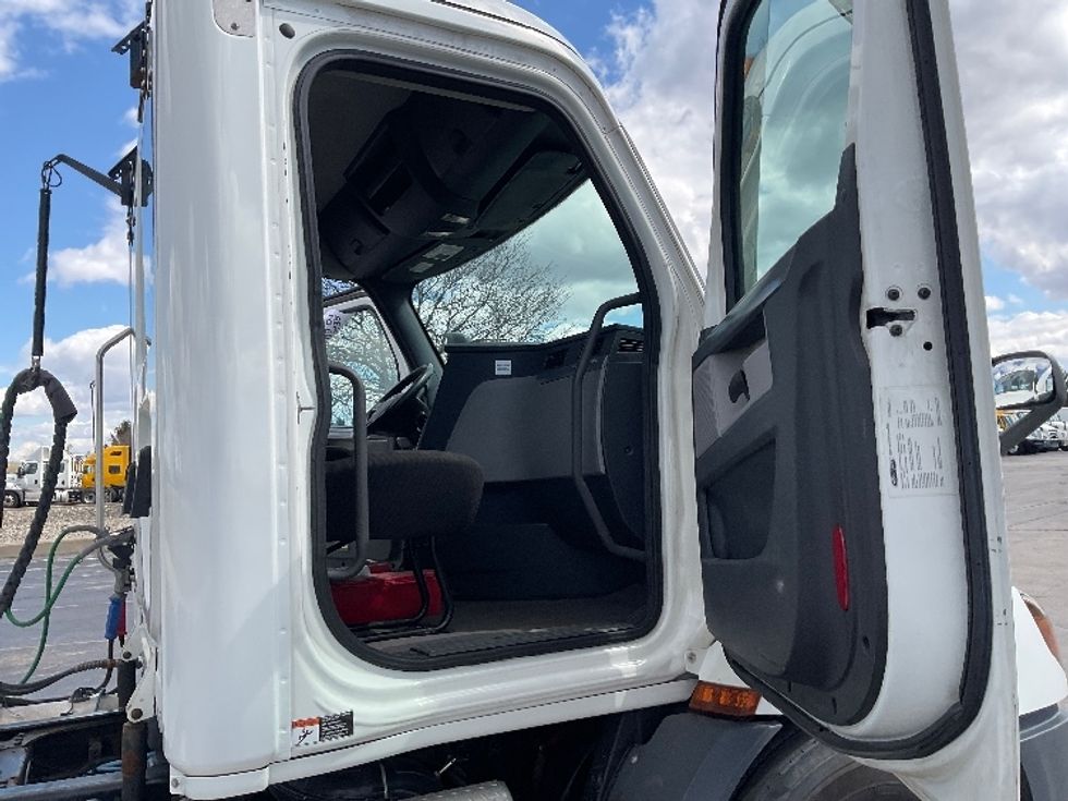 Day Cab Tractor-Heavy Duty Tractors-Freightliner-2020-T11664ST-Middlefield-OH-394,530\n\t\tmiles-$ 41,250 - Image 11