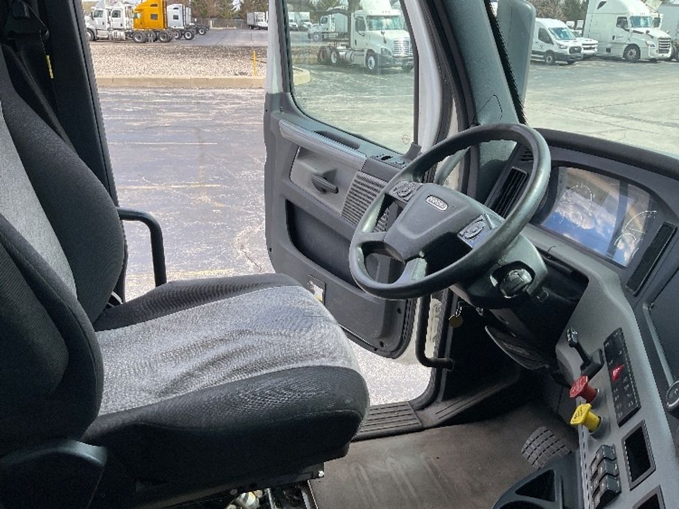 Day Cab Tractor-Heavy Duty Tractors-Freightliner-2020-T11664ST-Middlefield-OH-394,530\n\t\tmiles-$ 41,250 - Image 13