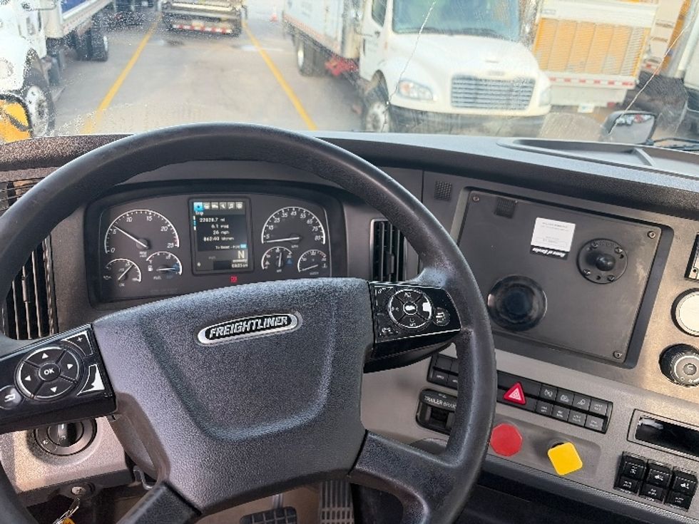 Day Cab Tractor-Heavy Duty Tractors-Freightliner-2020-T11664ST-Middlefield-OH-396,896\n\t\tmiles-$ 45,000 - Image 11