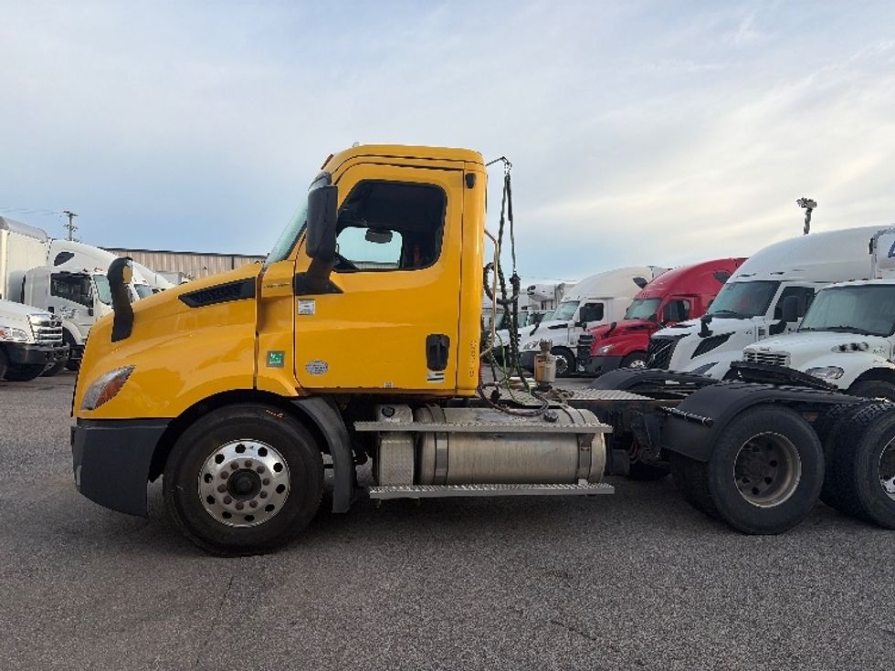 Day Cab Tractor-Heavy Duty Tractors-Freightliner-2020-T11664ST-Middlefield-OH-396,896\n\t\tmiles-$ 45,000 - Image 4