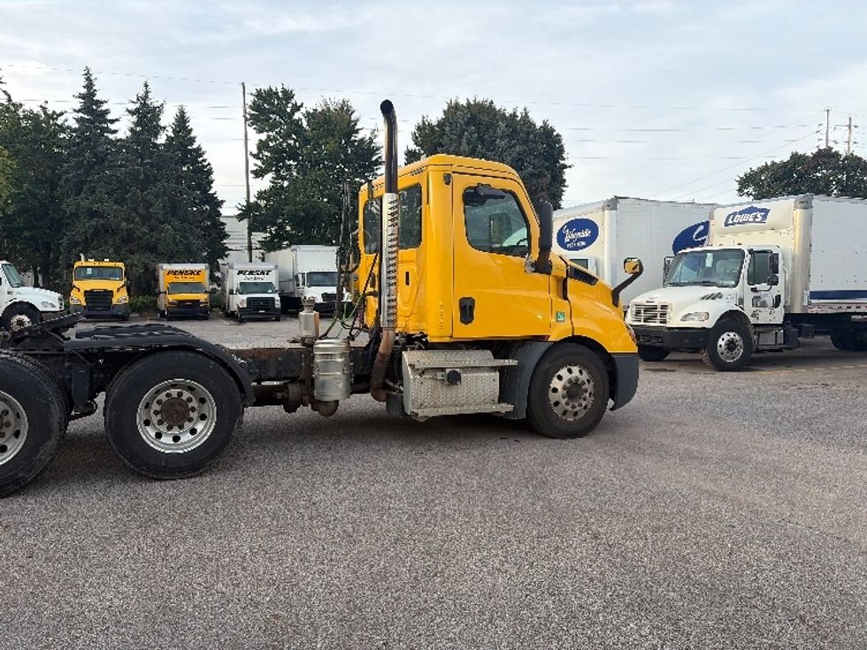 Day Cab Tractor-Heavy Duty Tractors-Freightliner-2020-T11664ST-Middlefield-OH-396,896\n\t\tmiles-$ 45,000 - Image 8