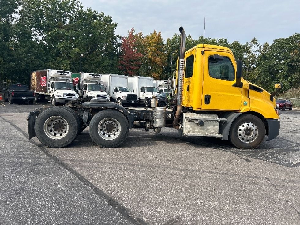 Day Cab Tractor-Heavy Duty Tractors-Freightliner-2020-T11664ST-Middlefield-OH-406,122\n\t\tmiles-$ 44,500 - Image 8
