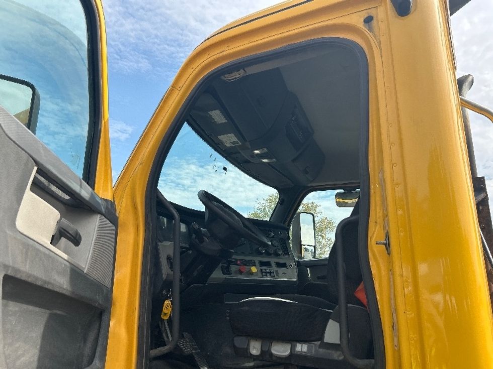 Day Cab Tractor-Heavy Duty Tractors-Freightliner-2020-T11664ST-Middlefield-OH-406,122\n\t\tmiles-$ 44,500 - Image 9