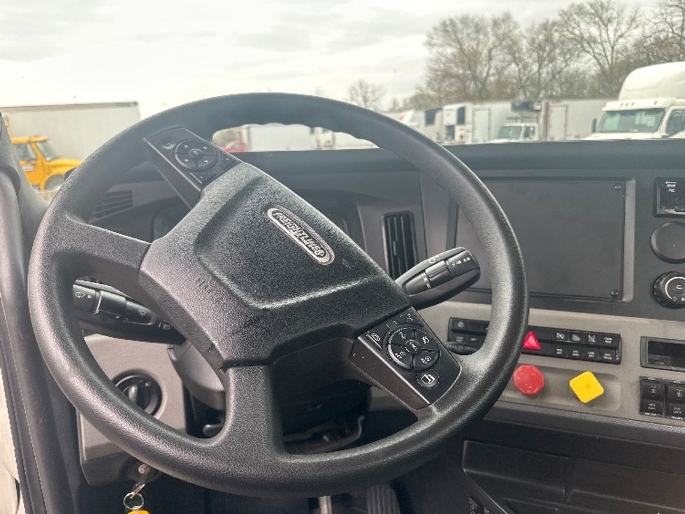 2020 Freightliner Cascadia 116" Day cab photo 11