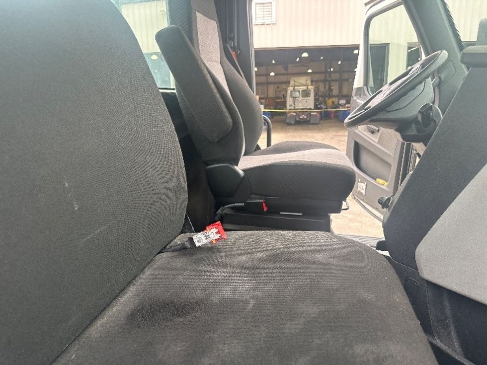 2020 Freightliner Cascadia 116" Day cab photo 13