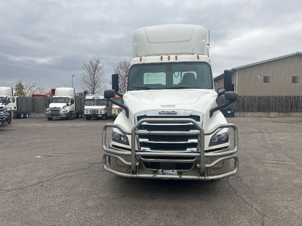 2020 Freightliner Cascadia 116" Day cab photo 2