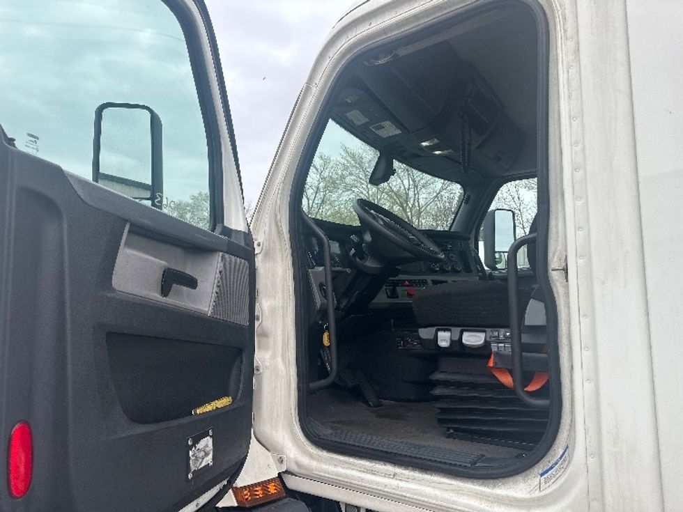 2020 Freightliner Cascadia 116" Day cab photo 9
