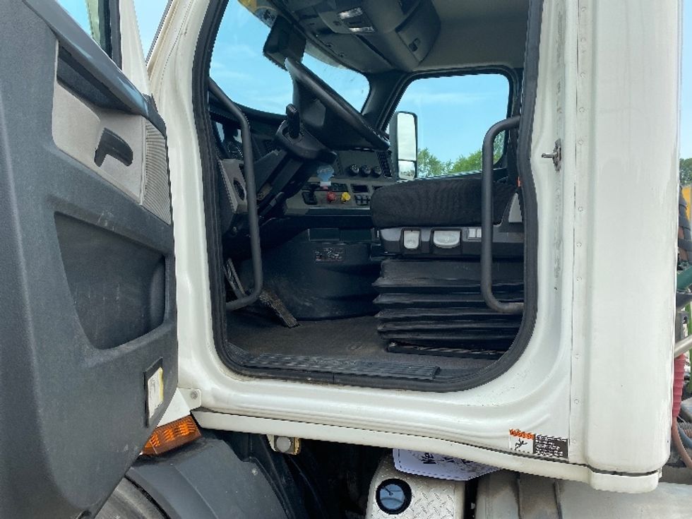 Day Cab Tractor-Heavy Duty Tractors-Freightliner-2020-T11664ST-Minoa-NY-147,028\n\t\tmiles-$ 59,000 - Image 9