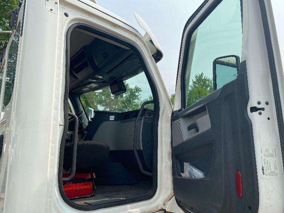 Day Cab Tractor-Heavy Duty Tractors-Freightliner-2020-T11664ST-Minoa-NY-148,614\n\t\tmiles-$ 58,750 - Image 12