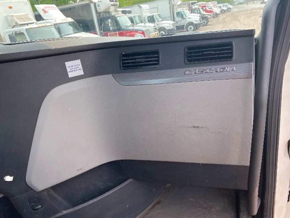 Day Cab Tractor-Heavy Duty Tractors-Freightliner-2020-T11664ST-Minoa-NY-148,614\n\t\tmiles-$ 58,750 - Image 13