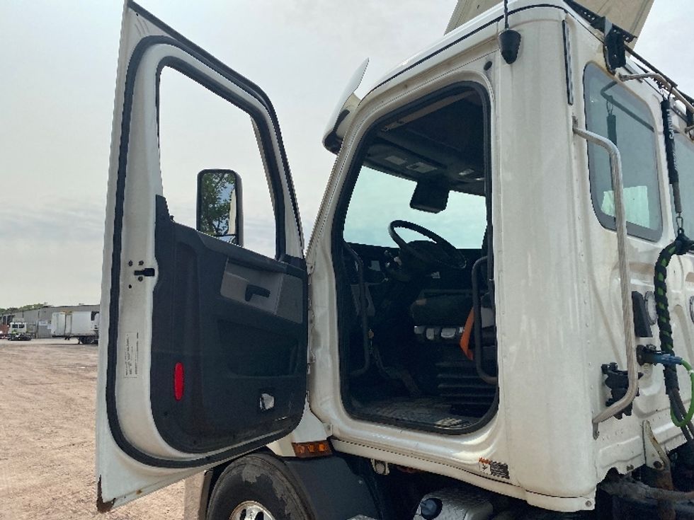 Day Cab Tractor-Heavy Duty Tractors-Freightliner-2020-T11664ST-Minoa-NY-148,614\n\t\tmiles-$ 58,750 - Image 9