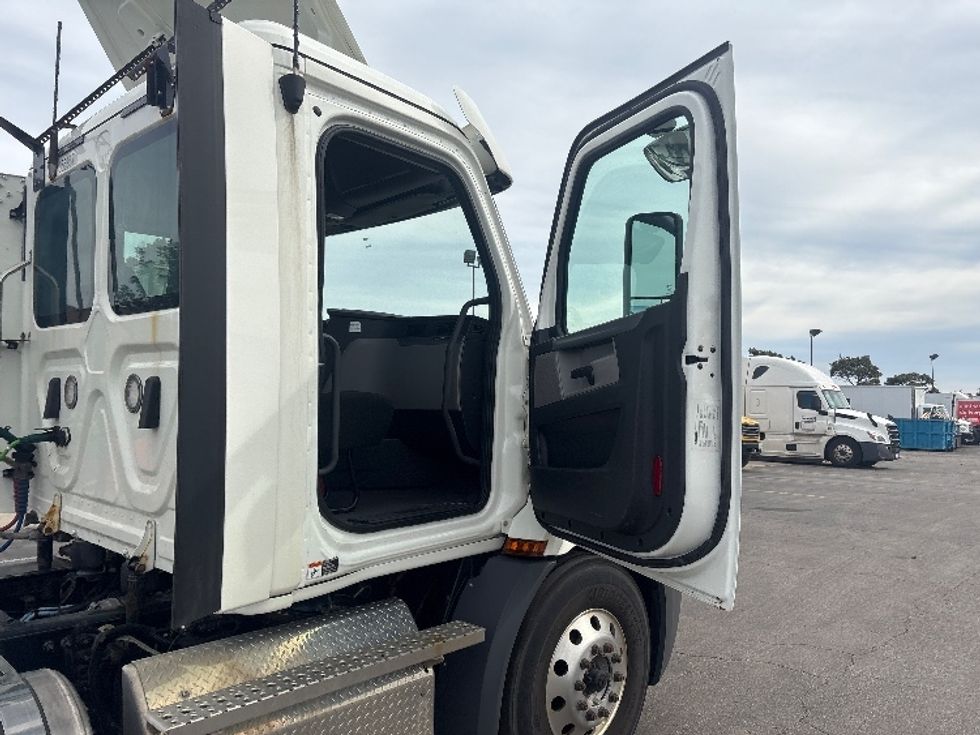 Day Cab Tractor-Heavy Duty Tractors-Freightliner-2020-T11664ST-Mississauga-ON-281,092\n\t\tkm-$ 81,000 - Image 12