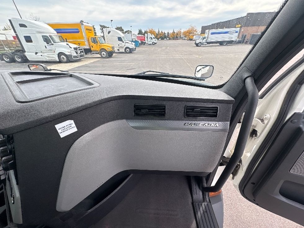 Day Cab Tractor-Heavy Duty Tractors-Freightliner-2020-T11664ST-Mississauga-ON-281,092\n\t\tkm-$ 81,000 - Image 13