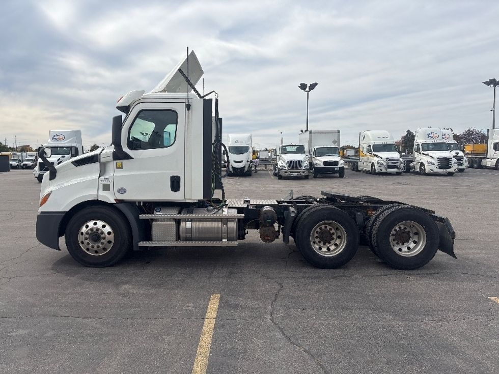 Day Cab Tractor-Heavy Duty Tractors-Freightliner-2020-T11664ST-Mississauga-ON-281,092\n\t\tkm-$ 81,000 - Image 4