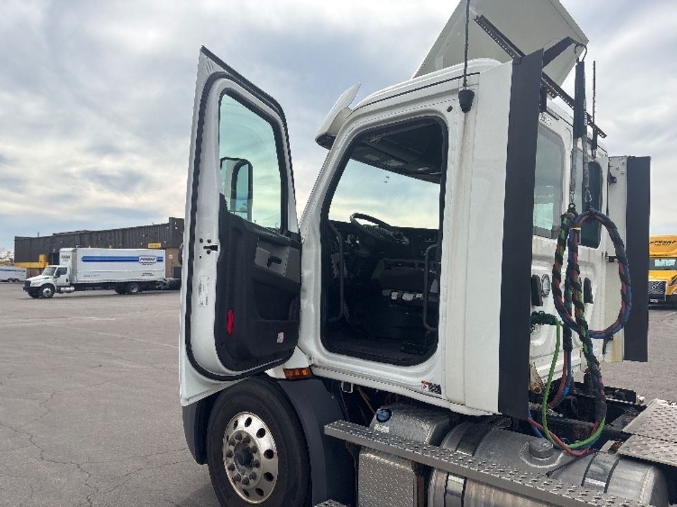 Day Cab Tractor-Heavy Duty Tractors-Freightliner-2020-T11664ST-Mississauga-ON-281,092\n\t\tkm-$ 81,000 - Image 9