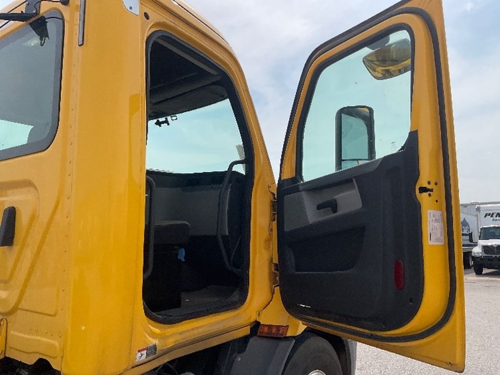 Day Cab Tractor-Heavy Duty Tractors-Freightliner-2020-T11664ST-Moberly-MO-477,350\n\t\tmiles-$ 38,500 - Image 12
