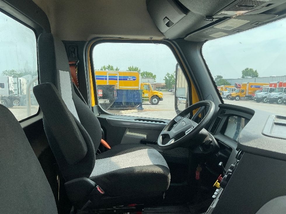 Day Cab Tractor-Heavy Duty Tractors-Freightliner-2020-T11664ST-Moberly-MO-477,350\n\t\tmiles-$ 38,500 - Image 14