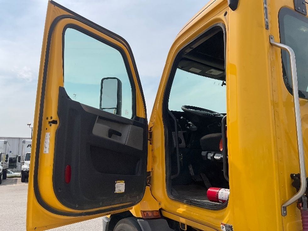 Day Cab Tractor-Heavy Duty Tractors-Freightliner-2020-T11664ST-Moberly-MO-477,350\n\t\tmiles-$ 38,500 - Image 9