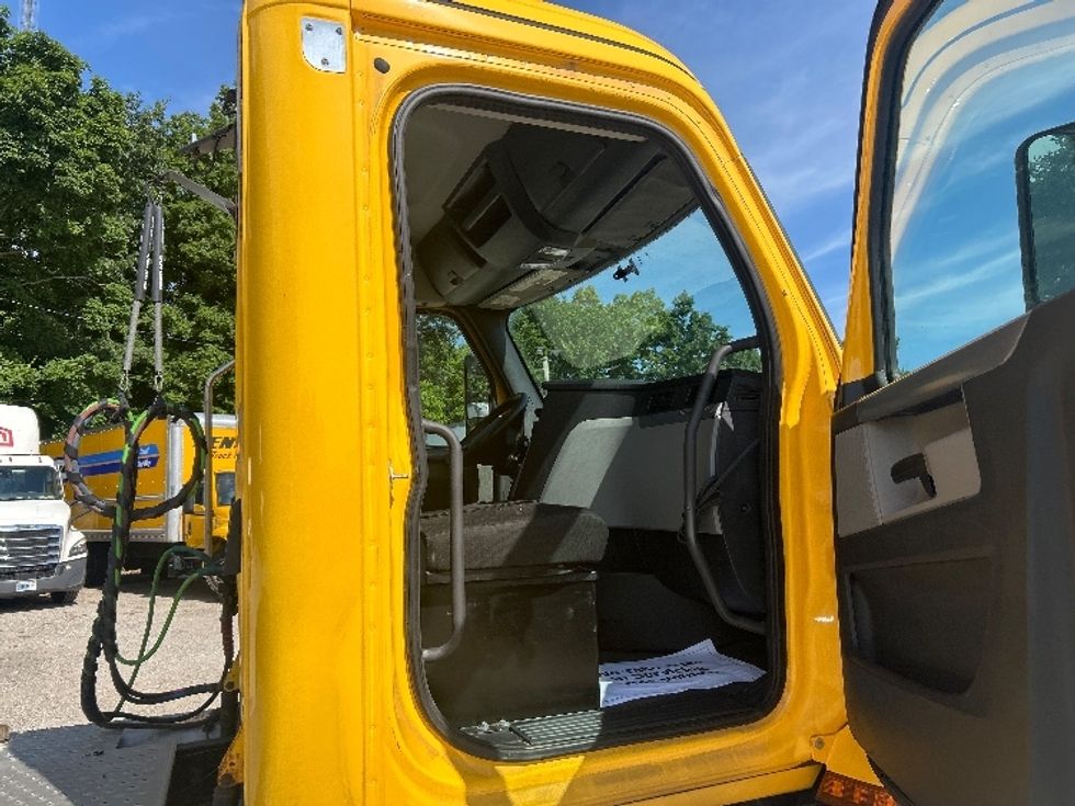 Day Cab Tractor-Heavy Duty Tractors-Freightliner-2020-T11664ST-Moberly-MO-487,917\n\t\tmiles-$ 39,000 - Image 12