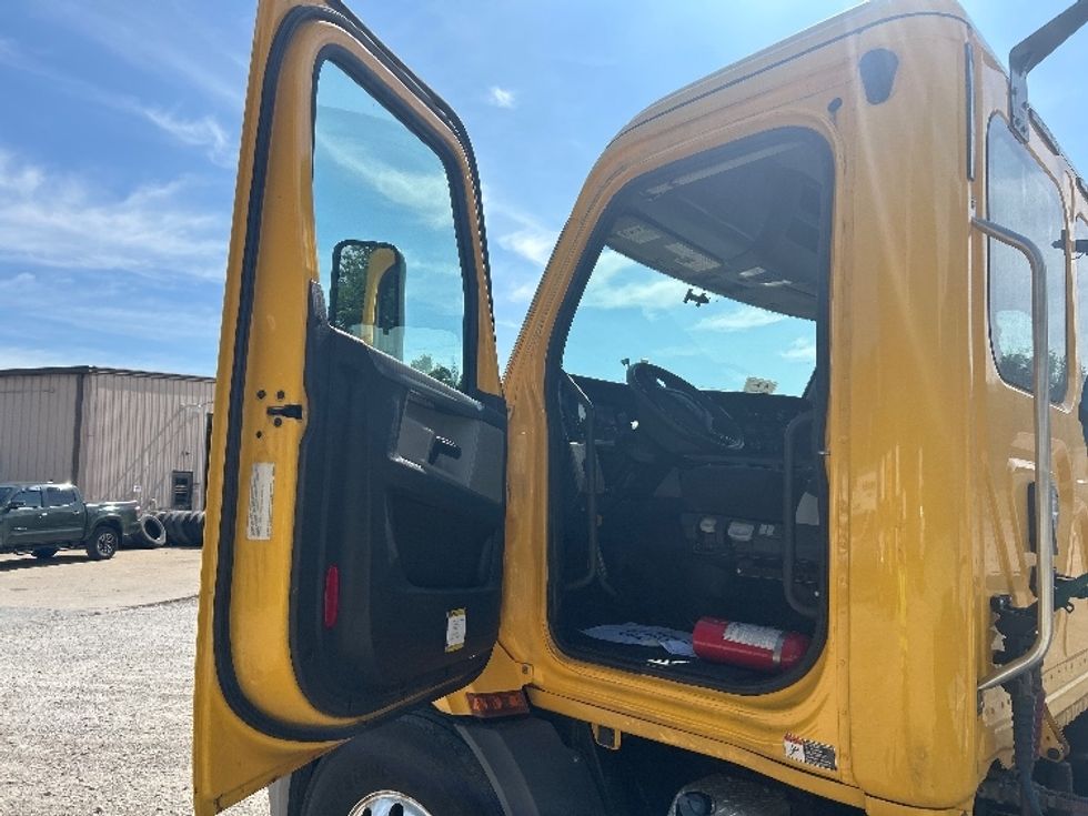Day Cab Tractor-Heavy Duty Tractors-Freightliner-2020-T11664ST-Moberly-MO-487,917\n\t\tmiles-$ 39,000 - Image 9
