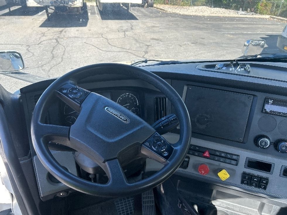 Day Cab Tractor-Heavy Duty Tractors-Freightliner-2020-T11664ST-Montgomery-NY-331,915\n\t\tmiles-$ 49,250 - Image 11