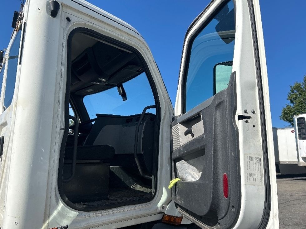 Day Cab Tractor-Heavy Duty Tractors-Freightliner-2020-T11664ST-Montgomery-NY-331,915\n\t\tmiles-$ 49,250 - Image 12