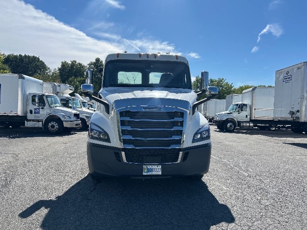 Day Cab Tractor-Heavy Duty Tractors-Freightliner-2020-T11664ST-Montgomery-NY-331,915\n\t\tmiles-$ 49,250 - Image 2