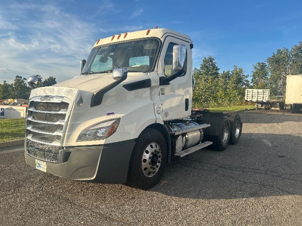 Day Cab Tractor-Heavy Duty Tractors-Freightliner-2020-T11664ST-Montgomery-NY-331,915\n\t\tmiles-$ 49,250 - Image 3