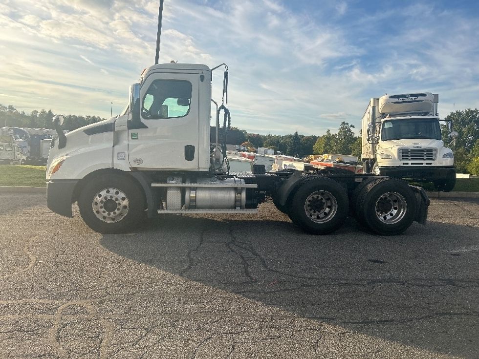 Day Cab Tractor-Heavy Duty Tractors-Freightliner-2020-T11664ST-Montgomery-NY-331,915\n\t\tmiles-$ 49,250 - Image 4