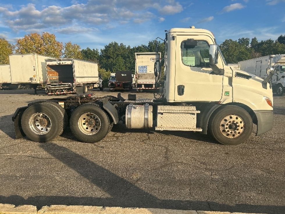 Day Cab Tractor-Heavy Duty Tractors-Freightliner-2020-T11664ST-Montgomery-NY-331,915\n\t\tmiles-$ 49,250 - Image 8