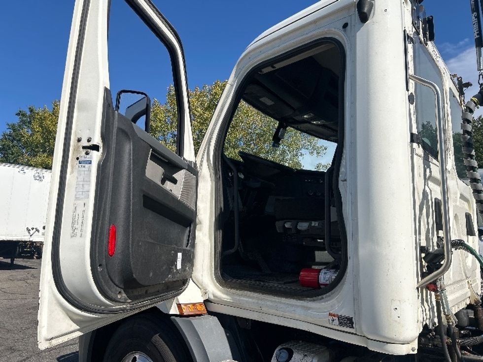 Day Cab Tractor-Heavy Duty Tractors-Freightliner-2020-T11664ST-Montgomery-NY-331,915\n\t\tmiles-$ 49,250 - Image 9
