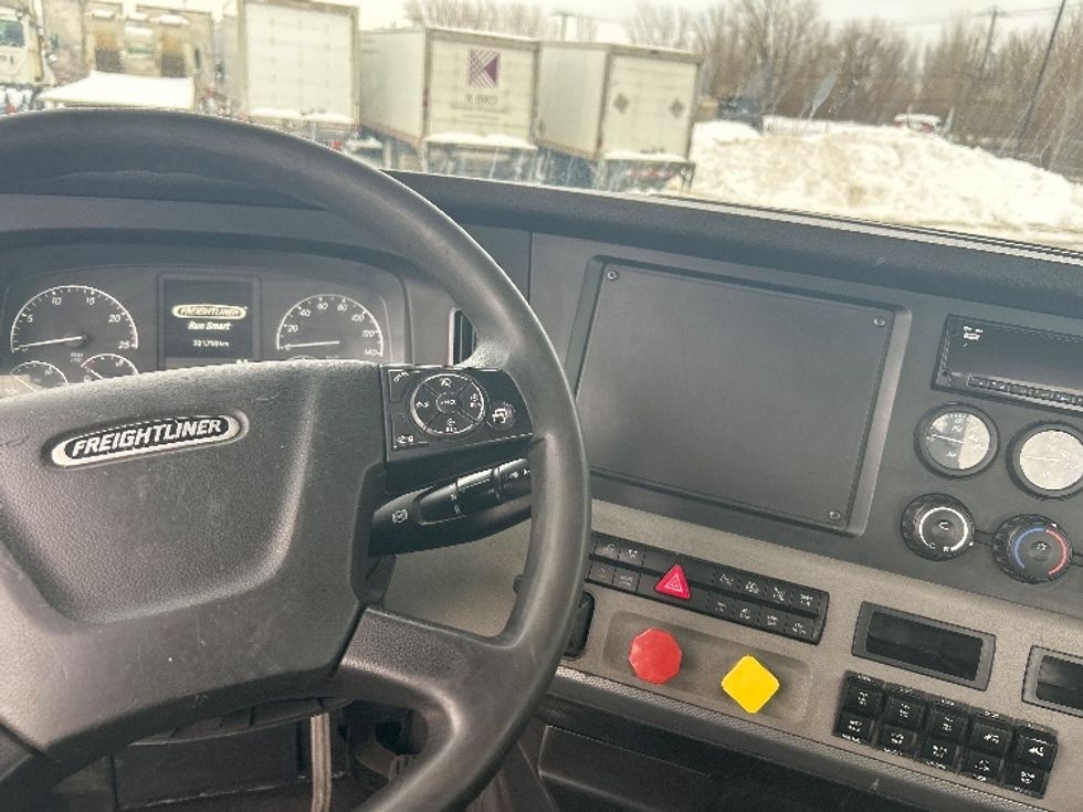 Day Cab Tractor-Heavy Duty Tractors-Freightliner-2020-T11664ST-Montreal-PQ-321,705\n\t\tkm-$ 71,250 - Image 11