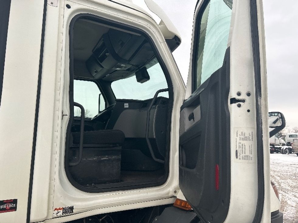 Day Cab Tractor-Heavy Duty Tractors-Freightliner-2020-T11664ST-Montreal-PQ-321,705\n\t\tkm-$ 71,250 - Image 12