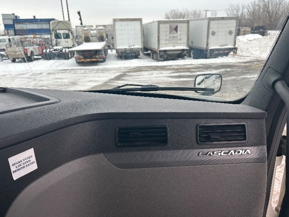 Day Cab Tractor-Heavy Duty Tractors-Freightliner-2020-T11664ST-Montreal-PQ-321,705\n\t\tkm-$ 71,250 - Image 13