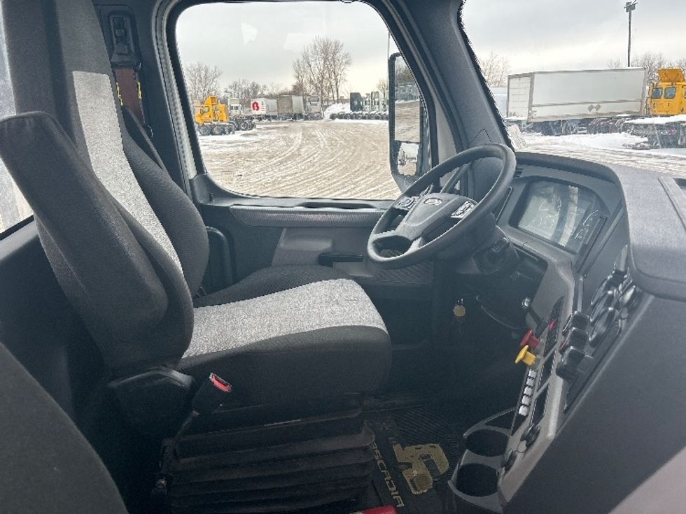 Day Cab Tractor-Heavy Duty Tractors-Freightliner-2020-T11664ST-Montreal-PQ-321,705\n\t\tkm-$ 71,250 - Image 14