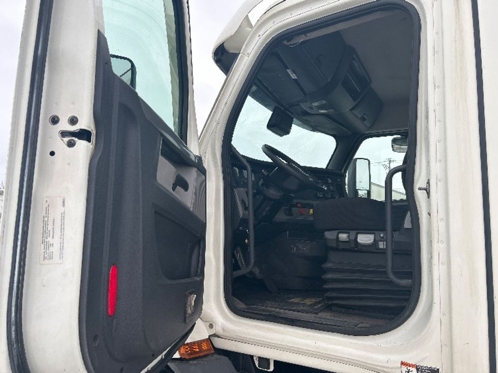 Day Cab Tractor-Heavy Duty Tractors-Freightliner-2020-T11664ST-Montreal-PQ-321,705\n\t\tkm-$ 71,250 - Image 9