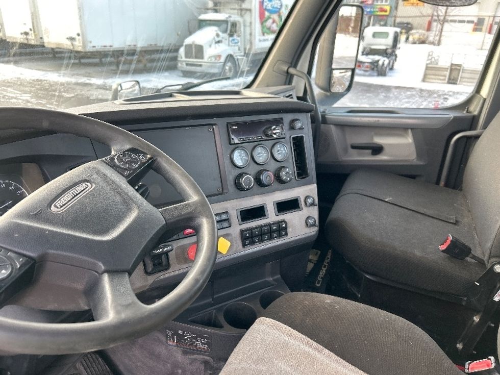 Day Cab Tractor-Heavy Duty Tractors-Freightliner-2020-T11664ST-Montreal-PQ-321,973\n\t\tkm-$ 71,250 - Image 10