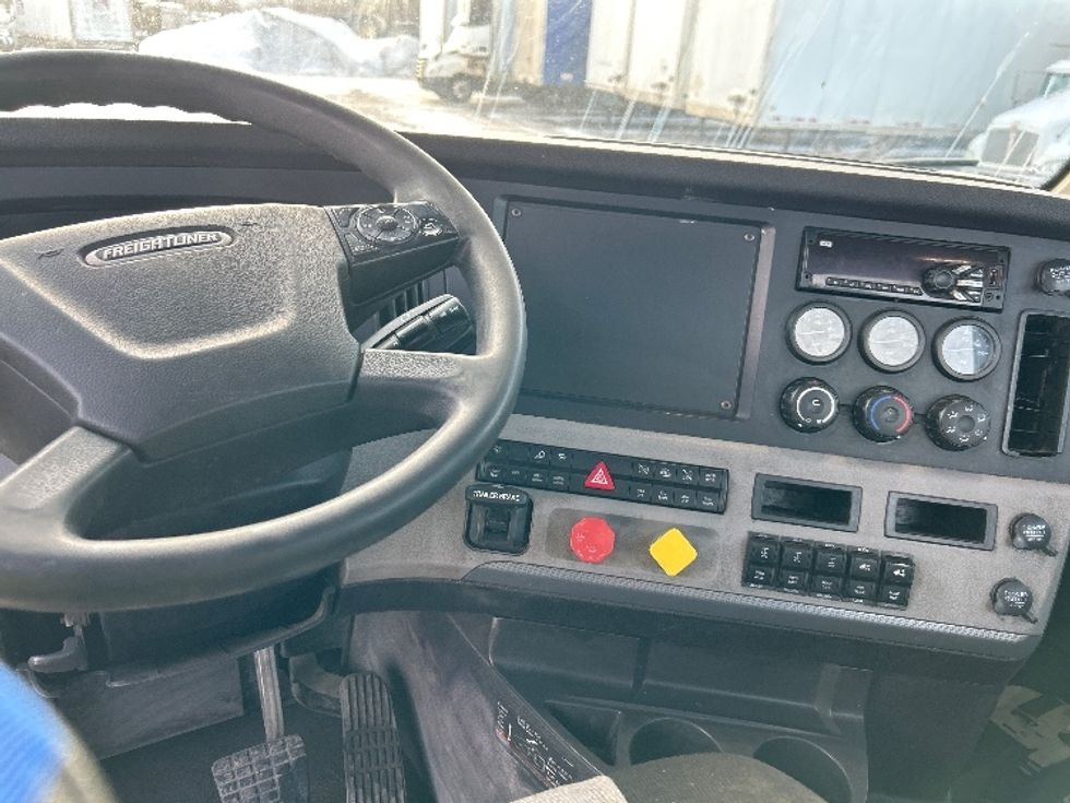 Day Cab Tractor-Heavy Duty Tractors-Freightliner-2020-T11664ST-Montreal-PQ-321,973\n\t\tkm-$ 71,250 - Image 11