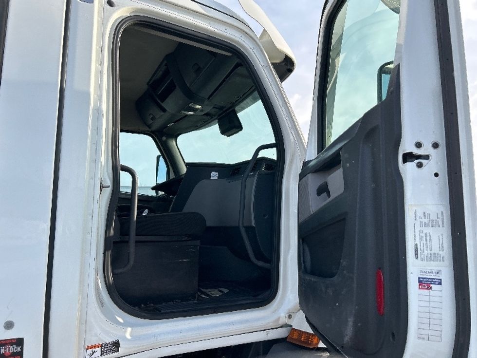 Day Cab Tractor-Heavy Duty Tractors-Freightliner-2020-T11664ST-Montreal-PQ-321,973\n\t\tkm-$ 71,250 - Image 12