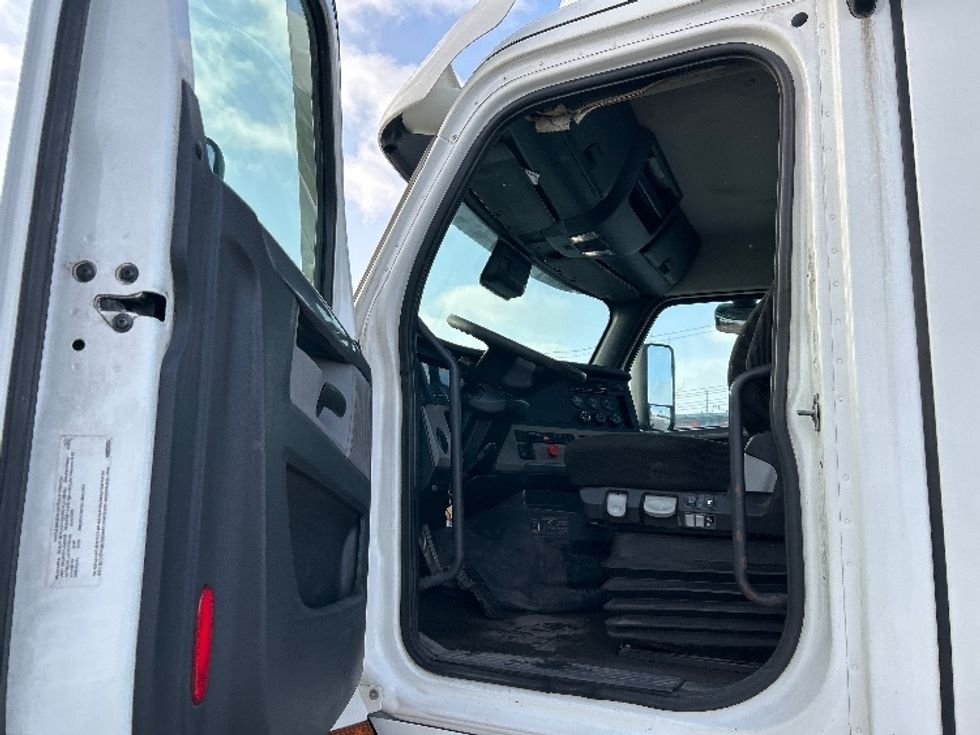 Day Cab Tractor-Heavy Duty Tractors-Freightliner-2020-T11664ST-Montreal-PQ-321,973\n\t\tkm-$ 71,250 - Image 9