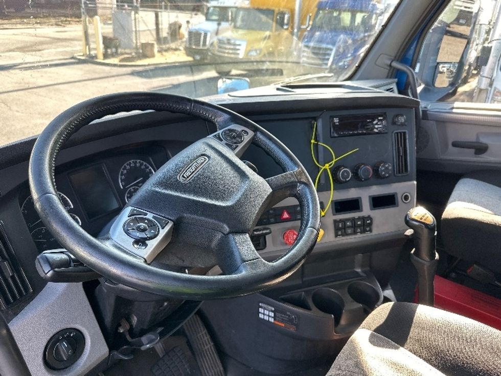 Day Cab Tractor-Heavy Duty Tractors-Freightliner-2020-T11664ST-North Bergen-NJ-113,278\n\t\tmiles-$ 58,500 - Image 10
