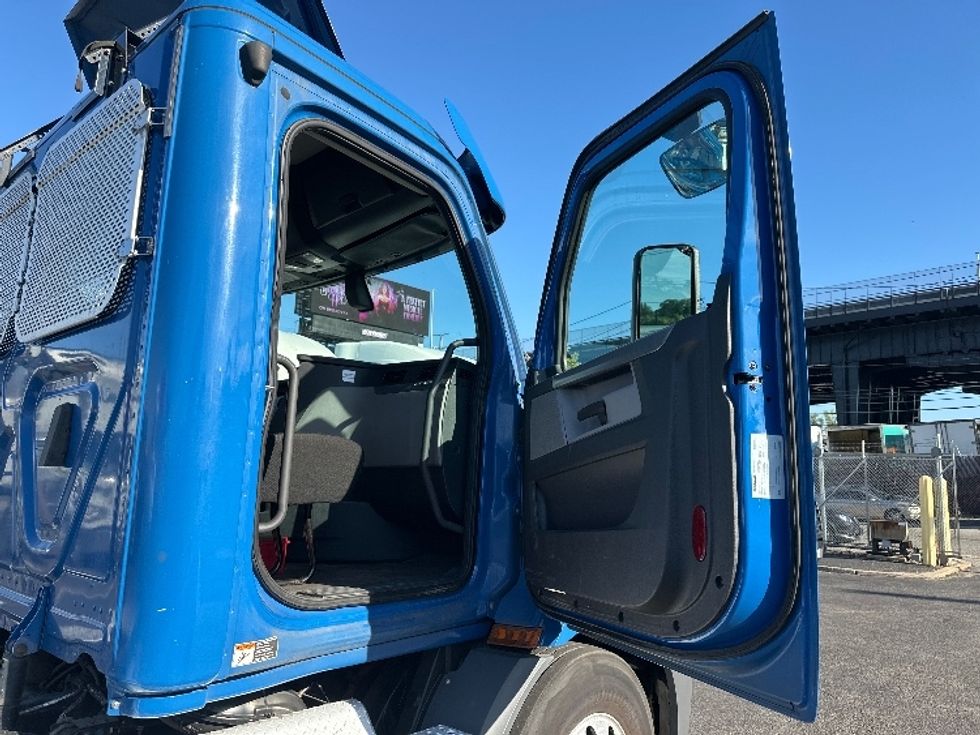 Day Cab Tractor-Heavy Duty Tractors-Freightliner-2020-T11664ST-North Bergen-NJ-113,278\n\t\tmiles-$ 58,500 - Image 12