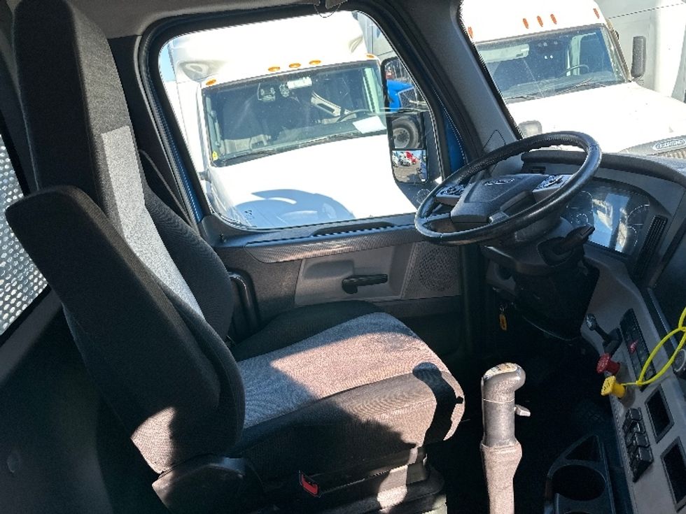 Day Cab Tractor-Heavy Duty Tractors-Freightliner-2020-T11664ST-North Bergen-NJ-113,278\n\t\tmiles-$ 58,500 - Image 14