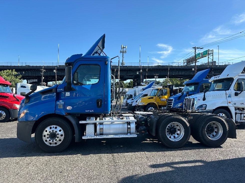 Day Cab Tractor-Heavy Duty Tractors-Freightliner-2020-T11664ST-North Bergen-NJ-113,278\n\t\tmiles-$ 58,500 - Image 4