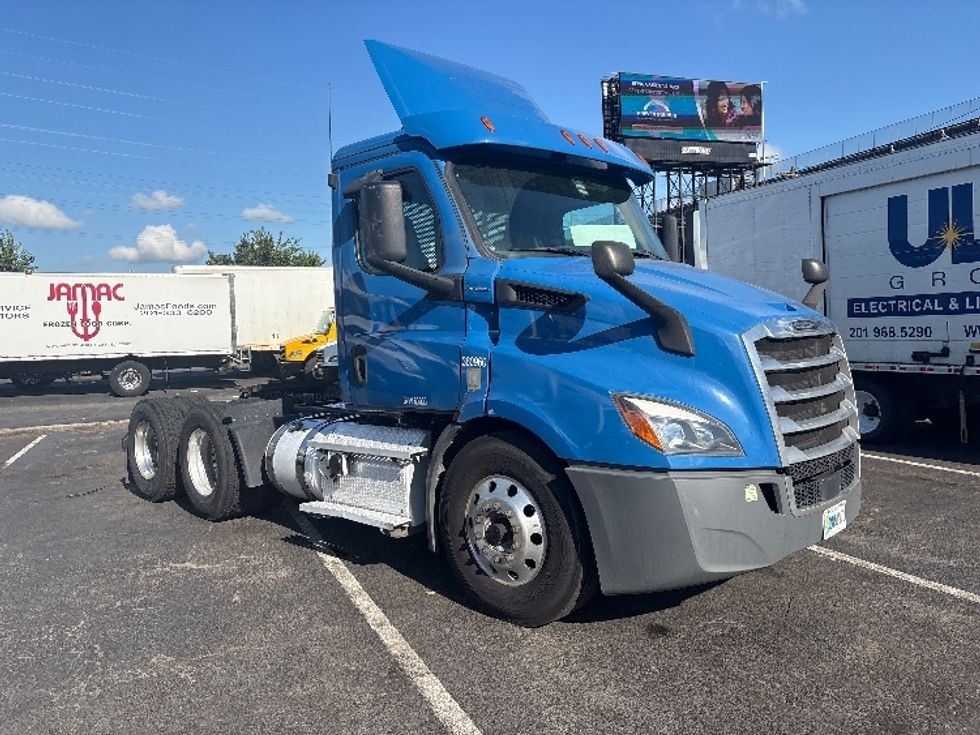 Day Cab Tractor-Heavy Duty Tractors-Freightliner-2020-T11664ST-North Bergen-NJ-151,925\n\t\tmiles-$ 61,000 - Image 1