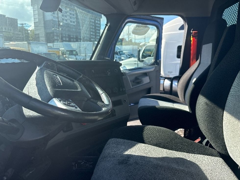 Day Cab Tractor-Heavy Duty Tractors-Freightliner-2020-T11664ST-North Bergen-NJ-151,925\n\t\tmiles-$ 61,000 - Image 10