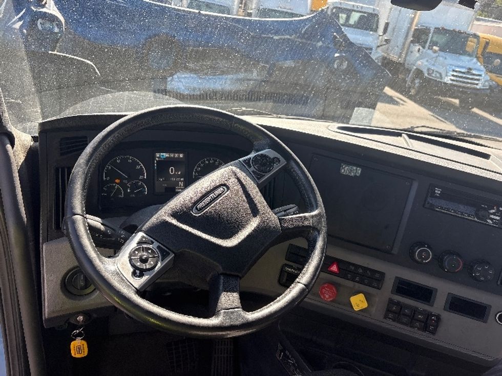 Day Cab Tractor-Heavy Duty Tractors-Freightliner-2020-T11664ST-North Bergen-NJ-151,925\n\t\tmiles-$ 61,000 - Image 11