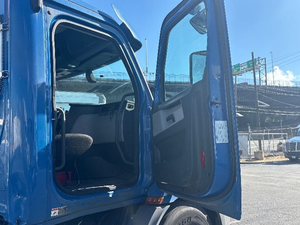 Day Cab Tractor-Heavy Duty Tractors-Freightliner-2020-T11664ST-North Bergen-NJ-151,925\n\t\tmiles-$ 61,000 - Image 12